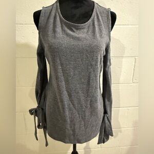 k/lab gray cold shoulder long sleeve top with ties at cuffs. Size M. NWOT
